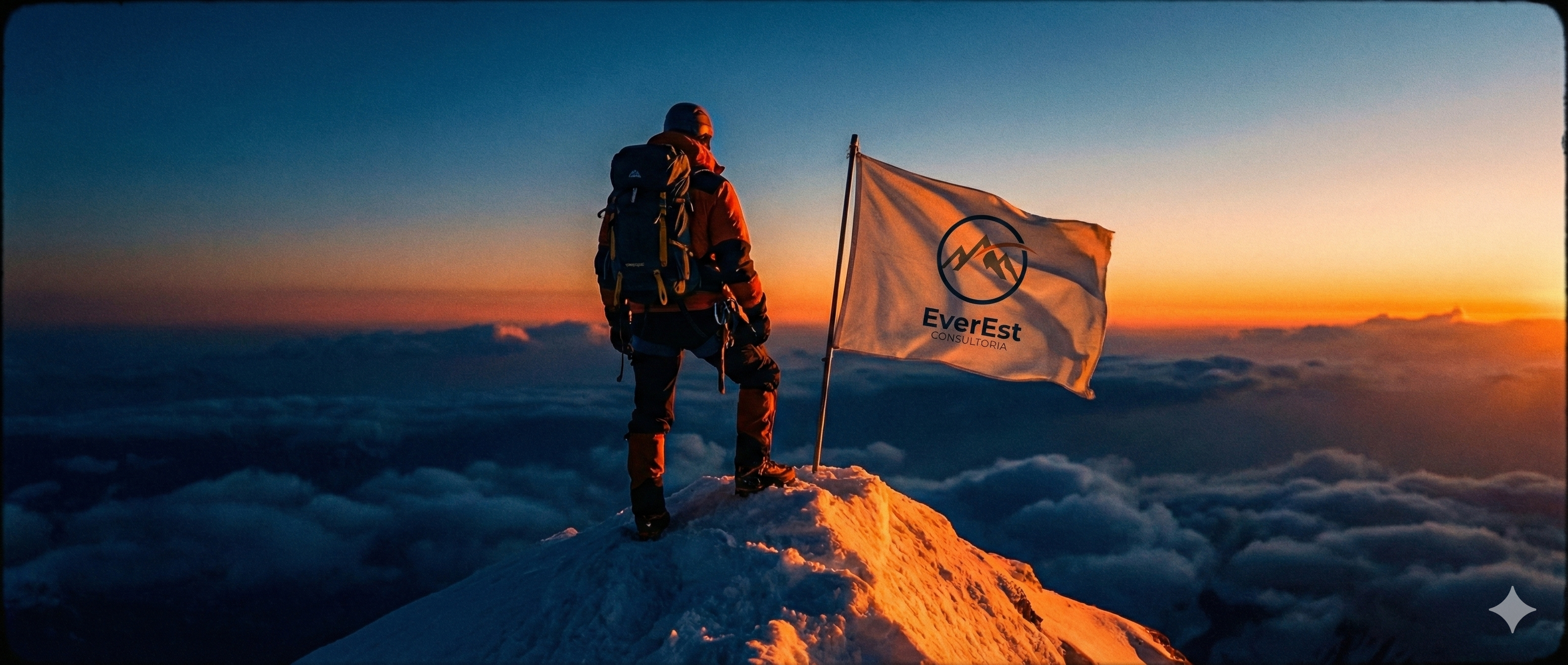 Alpinista no topo da montanha